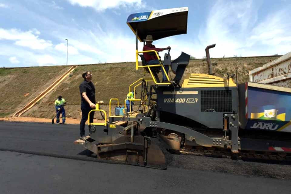 Prefeitura realiza recapeamento asfáltico em trecho da Avenida JK, próximo a ponte do Rio Jaru