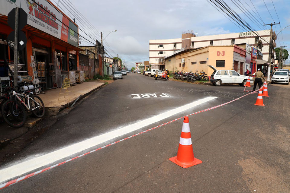Prefeito vistoria sinalização em ruas e anuncia calendário de obras