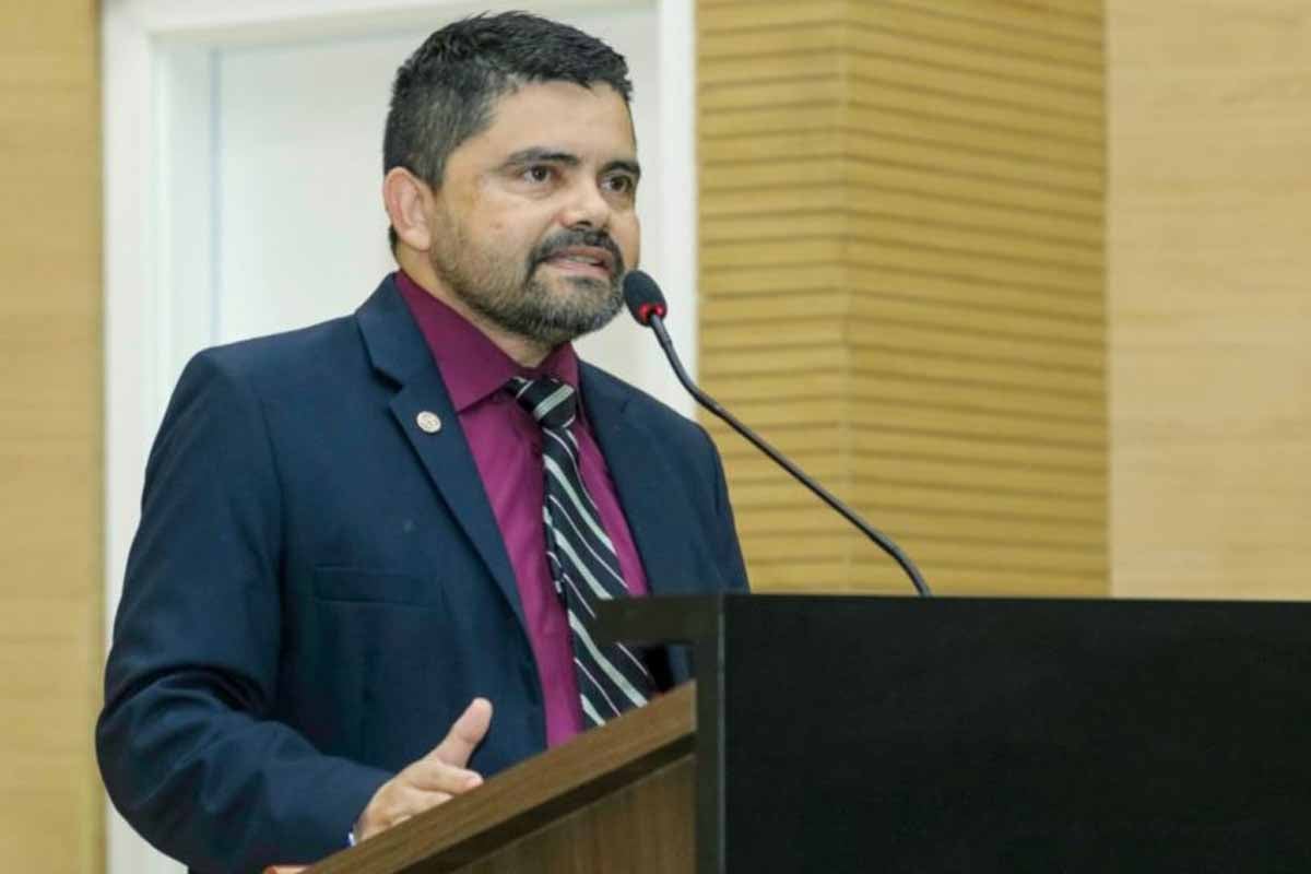 Ex-deputado aciona página de humor, Justiça extingue ação sem analisar mérito e aponta conteúdo como crítica política