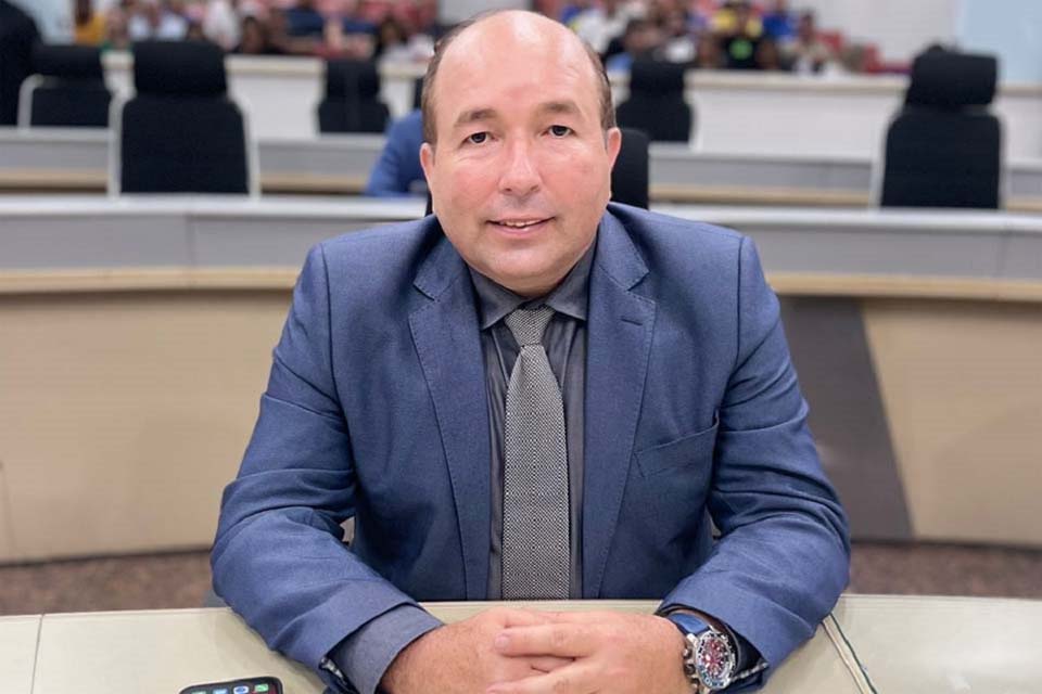 SEMTRAN recupera faixa de pedestres em frente à escola da zona Leste após pedido de Edwilson Negreiros