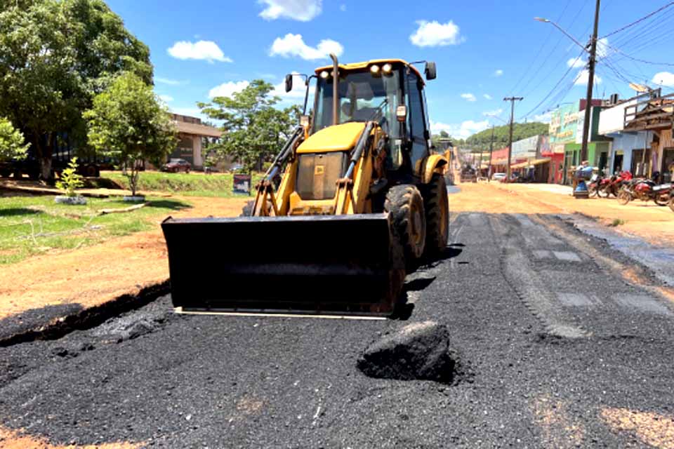 Prefeitura de Porto Velho realiza serviço de tapa-buracos em União Bandeirantes com aplicação de 100 toneladas de asfalto