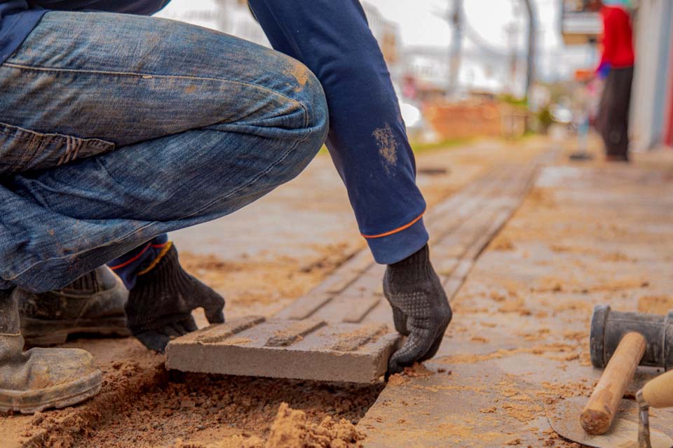 Prefeitura realiza instalação de piso tátil na Avenida Padre Adolpho Rohl