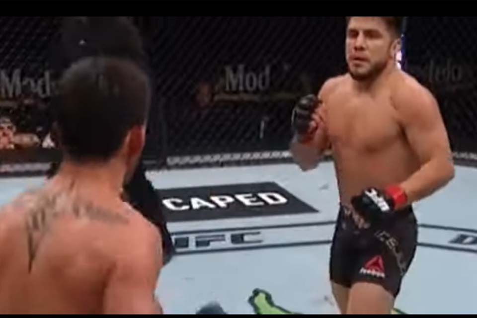 VÍDEO - Henry Cejudo vence Dominick Cruz por nocaute no UFC 249 e mantém cinturão