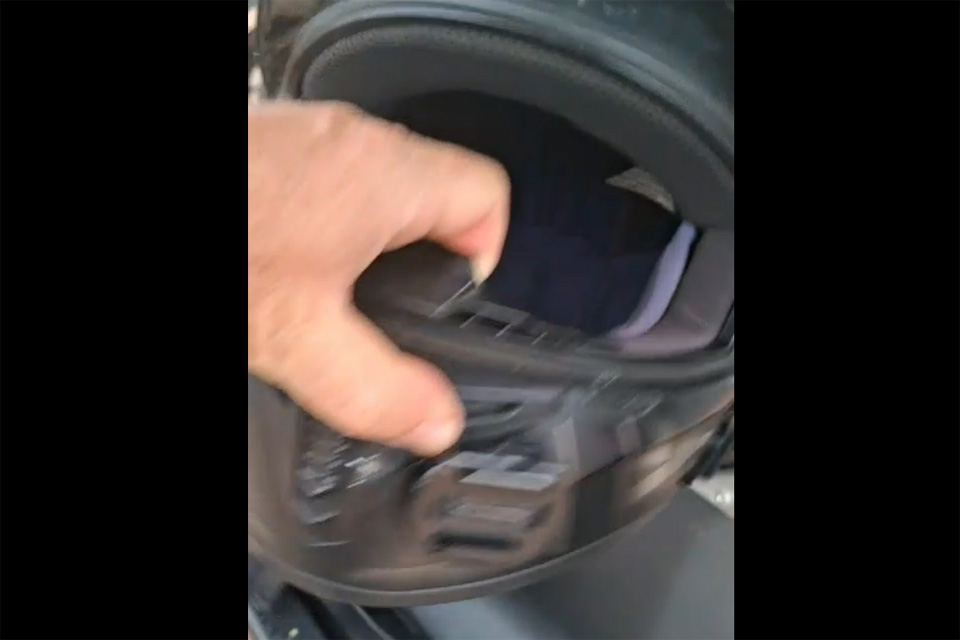 Mecânico fica no meio de tiroteio e tem capacete atingido por disparo de pistola