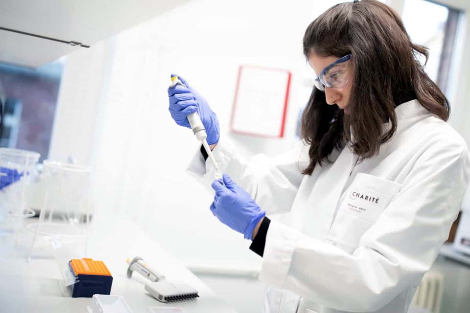 Vacina contra coronavírus deve demorar ano e meio a ser desenvolvida