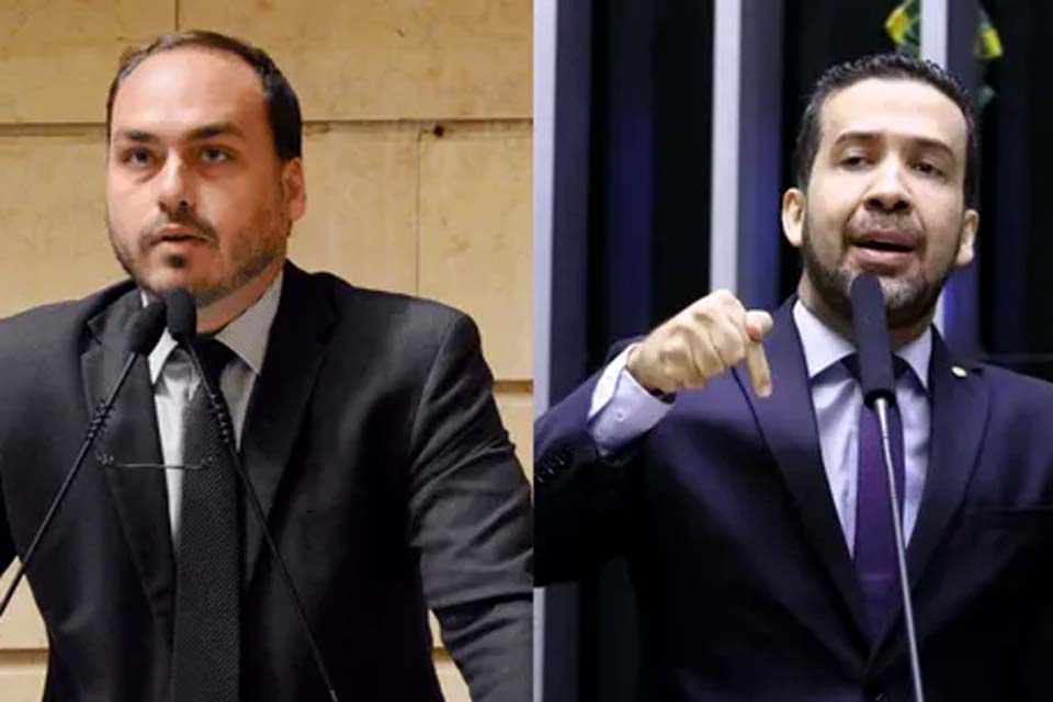 TSE decide monitorar diariamente contas de Carlos Bolsonaro e André Janones nas redes sociais