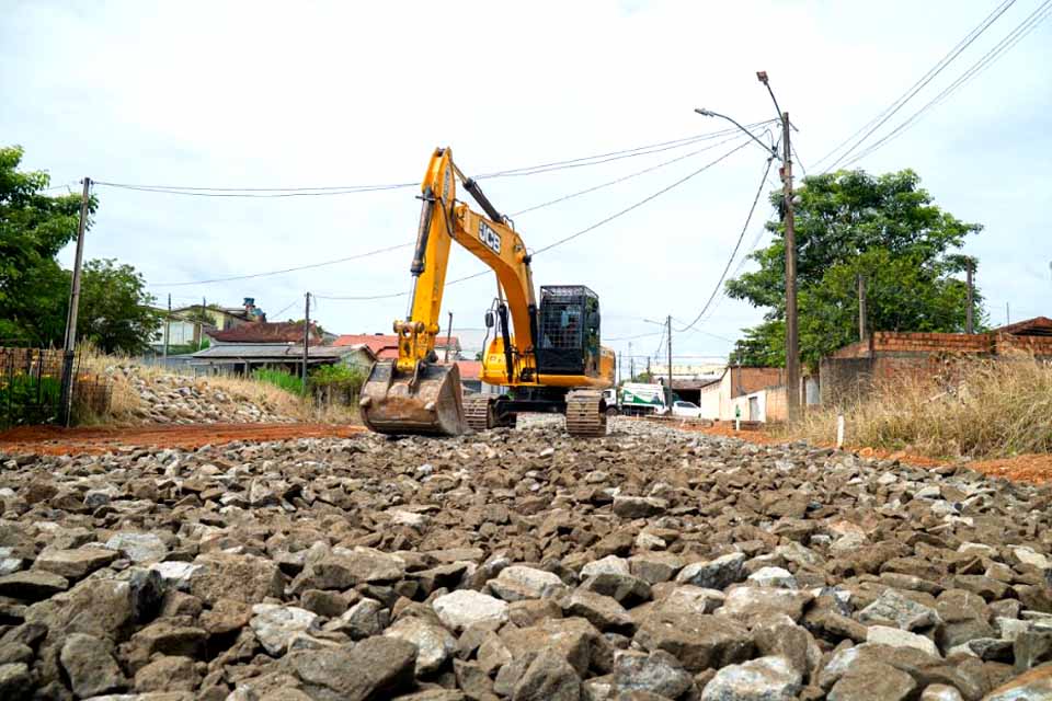 Pavimentação na Rua Minas Gerais avança: Prefeitura de Jaru executa colchão drenante com pedra rachão