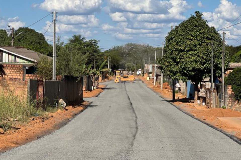 Rua Padre Feijó no trecho entre a 21 de Abril e Linha 605 também é beneficiada com asfalto novo
