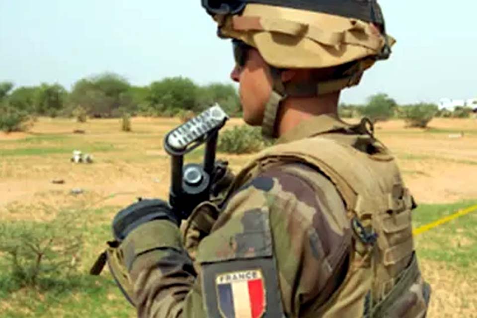Tropas francesas deixam o Mali sob acusações de neocolonialismo