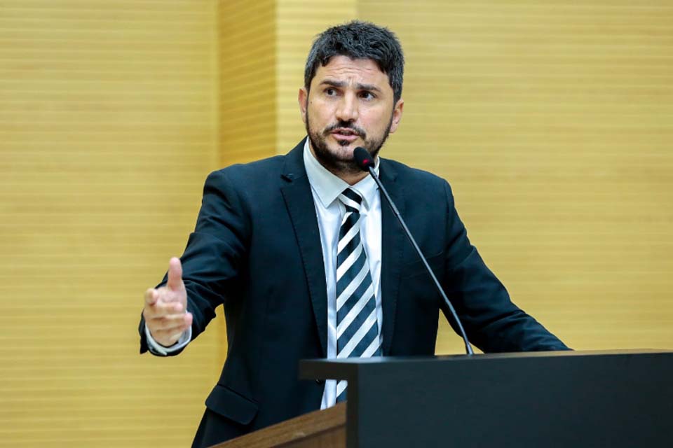 Com a indicação do Deputado Jean Mendonça, ordem de serviço para as obras na RO-133, em Espigão do Oeste, é assinada