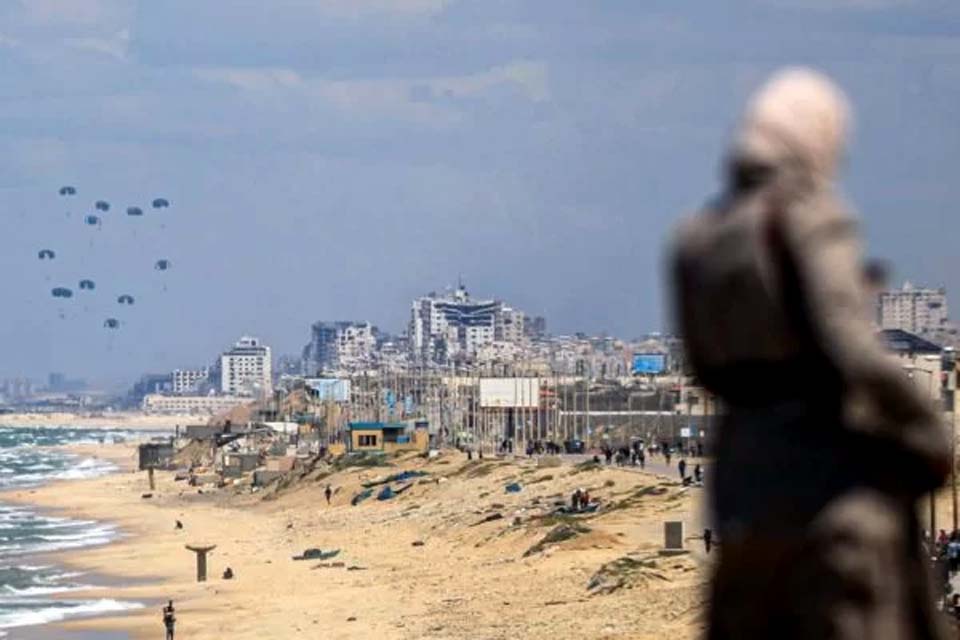 Palestinos se afogam tentando pegar ajuda aérea que caiu no mar de Gaza