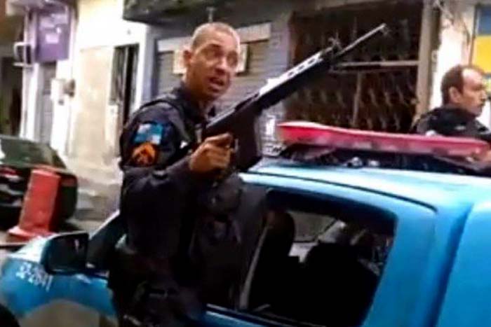 PM dá tiro para cima e xinga moradores no Rio de Janeiro 