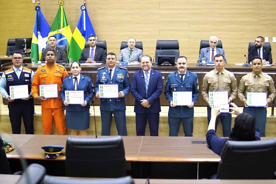 Cirone preside sessão de homenagem a TJ, TRE, mães atípicas e bombeiros militares