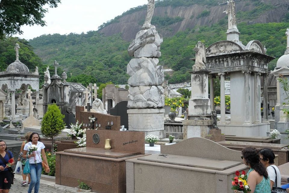 Medidas de combate ao coronavírus afetam rotina de cemitérios no Rio