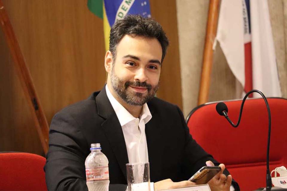 Candidato a Deputado Federal Vinicius Miguel assina carta compromisso pelo direito à educação