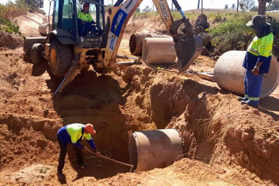 Prefeitura de Jaru realiza manutenção da rede de drenagem na Linha 614