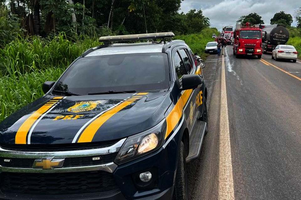 Carreta sai da pista e cai em barranco na BR-364 entre Ouro Preto e Ji-Paraná