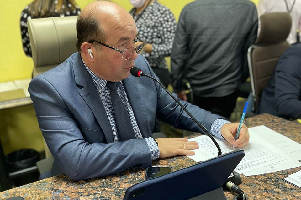 Negreiros solicita e Prefeitura de Porto Velho providencia cano para escoamento e operação tapa-buracos no Embratel