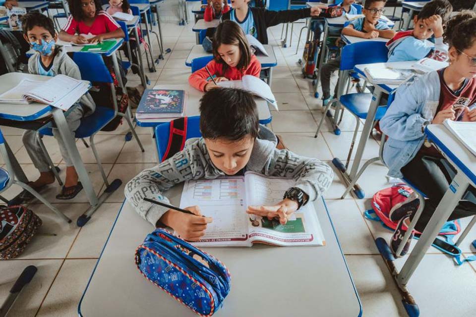 Semed assina termo de adesão ao Programa de Alfabetização na Idade Certa