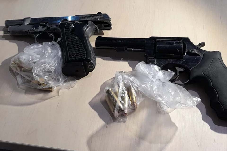 Dupla é detida com duas armas e moto roubada na zona leste