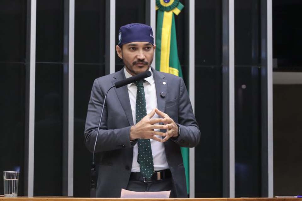 Projeto do Dr. Fernando Máximo permite reprovação de alunos no ano escolar por mau comportamento