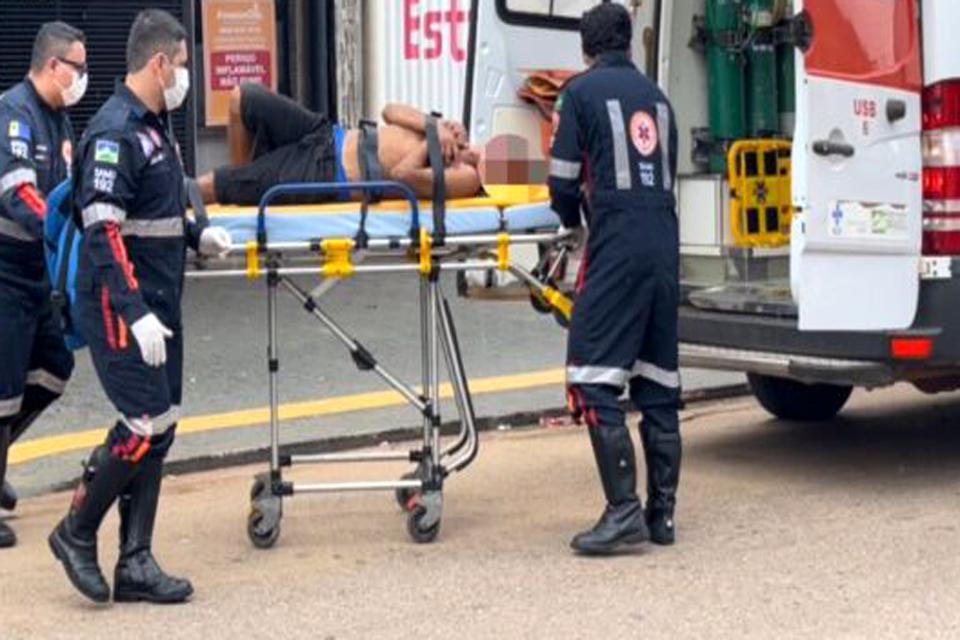 Homem é esfaqueado por mulher na Praça da Pirâmide na zona sul