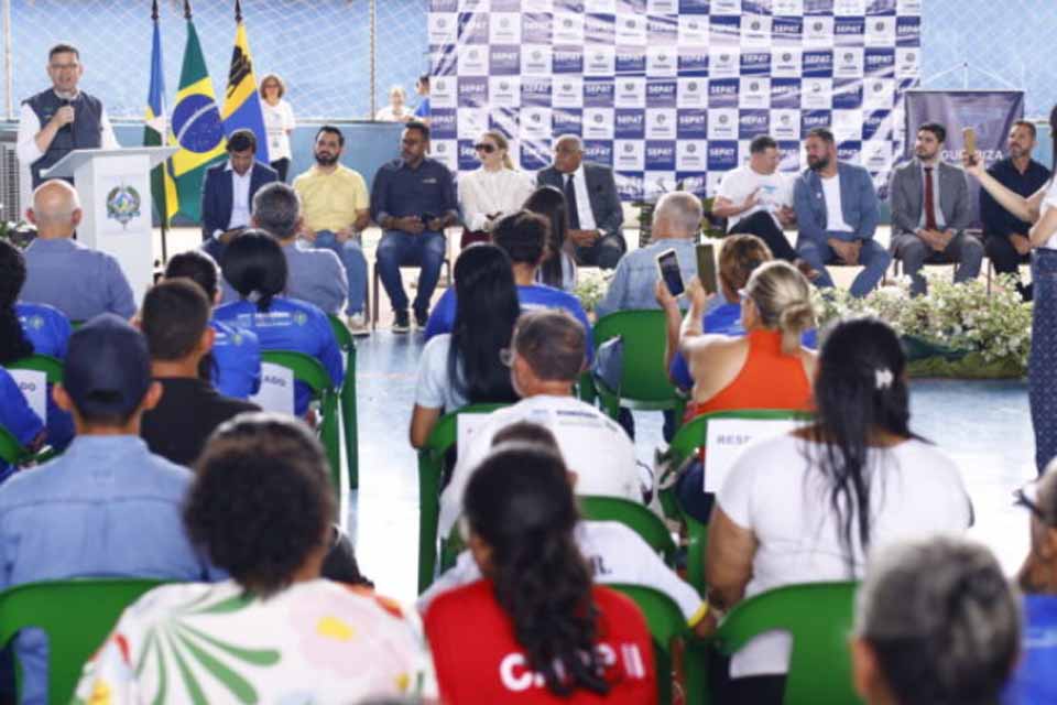 Governo de Rondônia entrega títulos de propriedade para famílias do Núcleo 10 de Junho, em Porto Velho