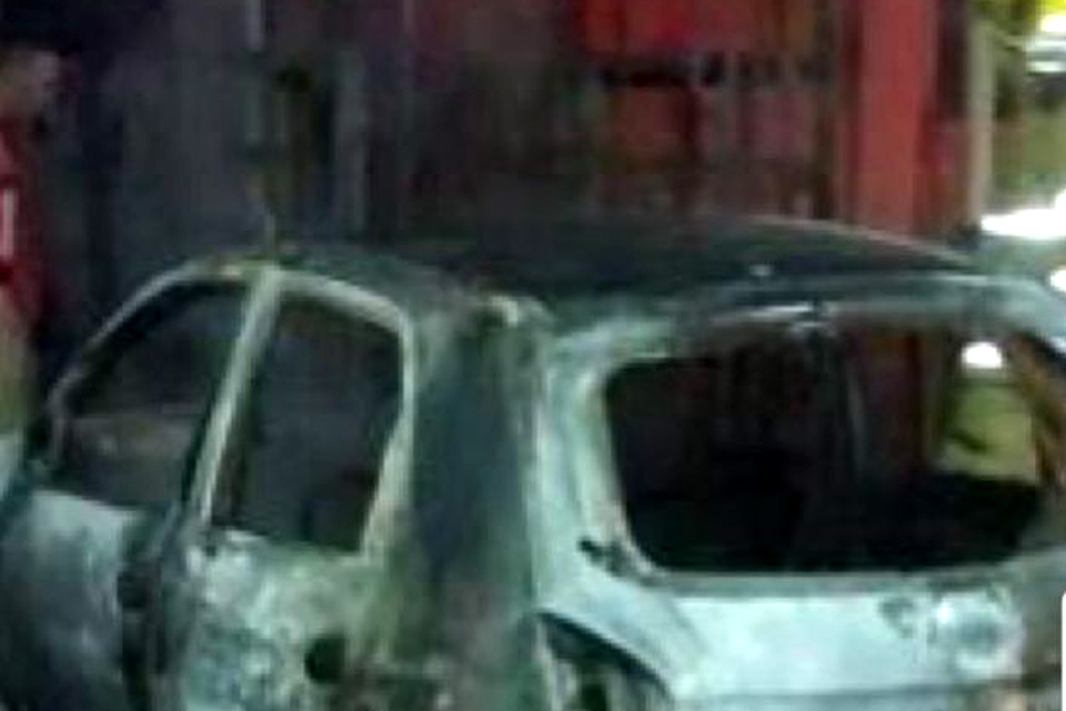 Bandidos usam coquetel molotov e destroem carro na zona leste