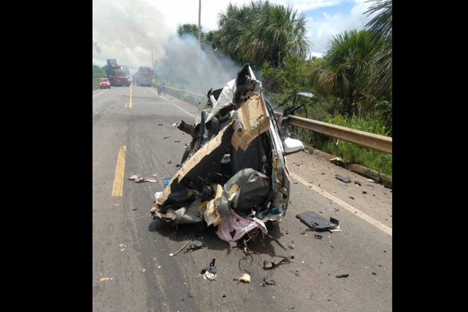 Acidente envolvendo caminhão e carro deixado dois mortos na BR 364
