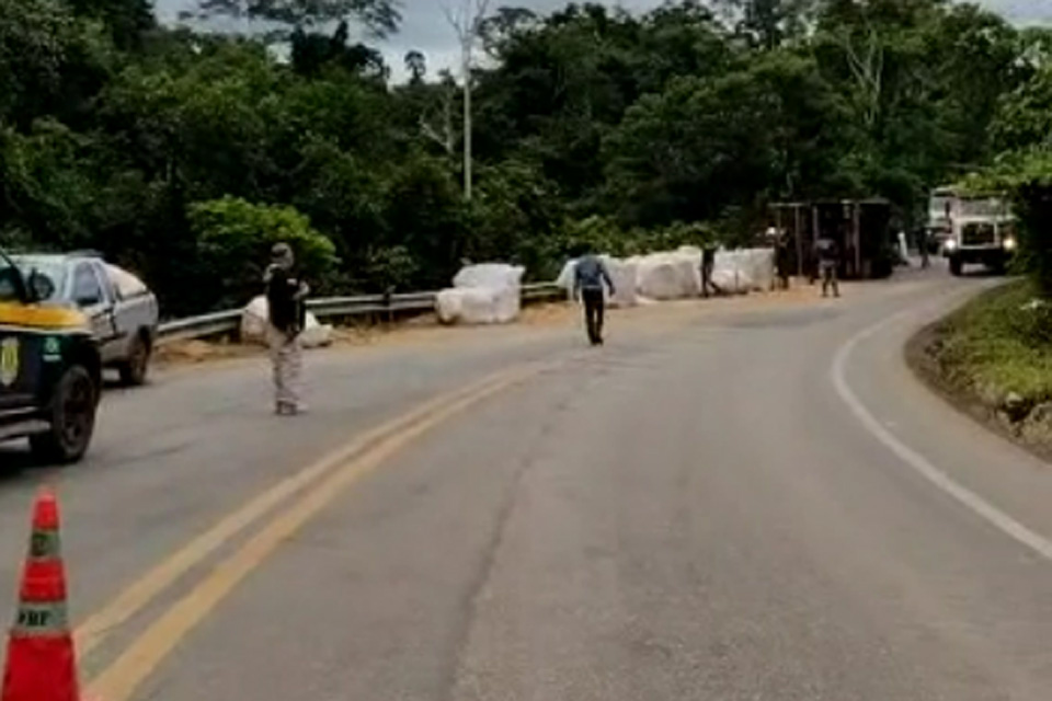 Carreta carregada com soja tomba na BR-435 próximo a Colorado