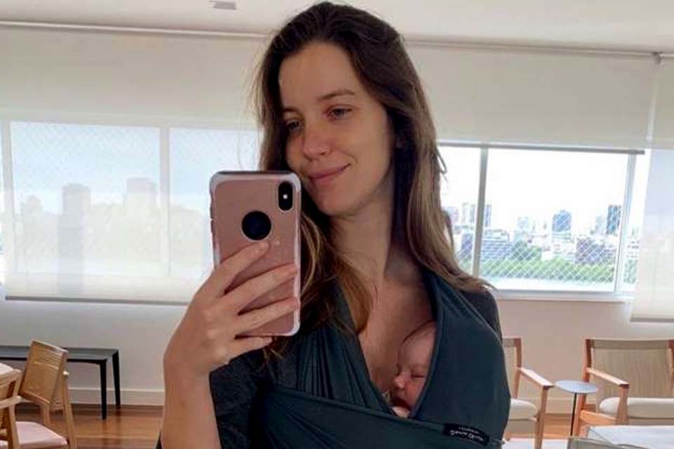 Nathalia Dill posta nova foto com a filha: 'Pausa entre mamadas e trocas de fraldas'