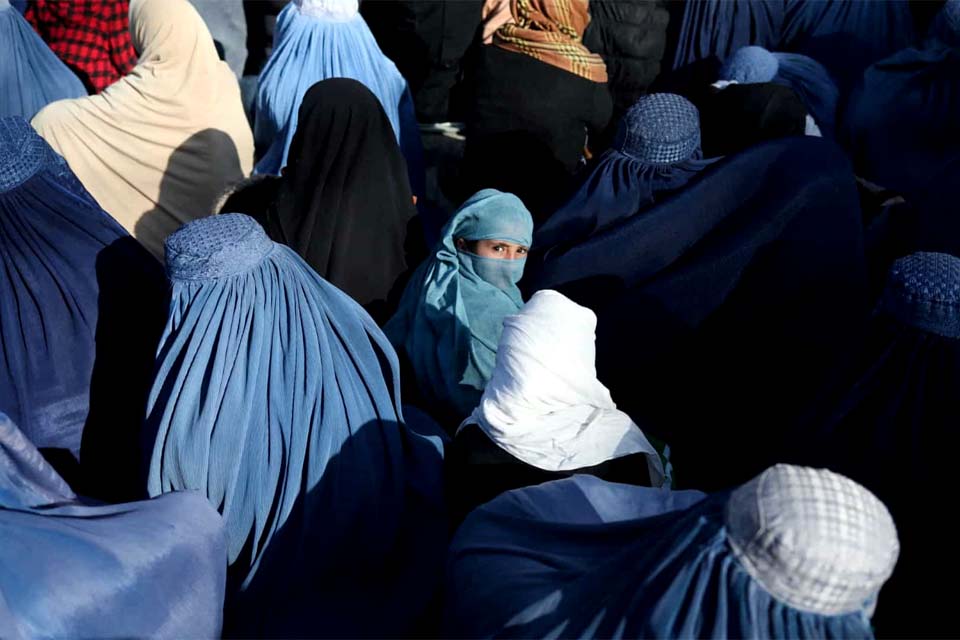 Talibãs rejeitam pedido da ONU para reverter restrições às mulheres