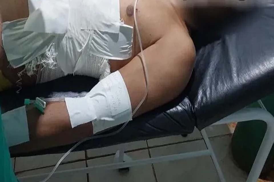 Homem é esfaqueado por ex-companheira após discussão em bar