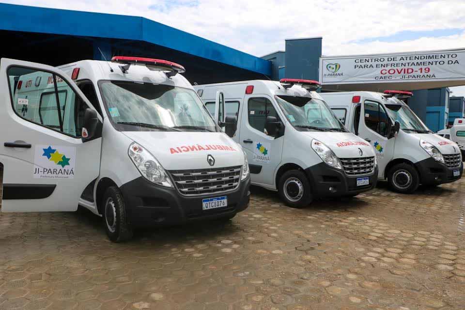 Prefeito faz entrega de ambulâncias para o enfrentamento da Covid-19