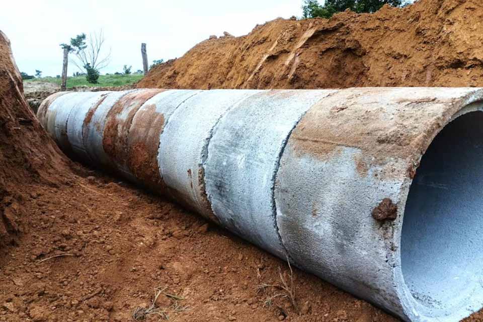 Prefeitura de Jaru realiza manutenção de tubos e manilhas na Linha 614