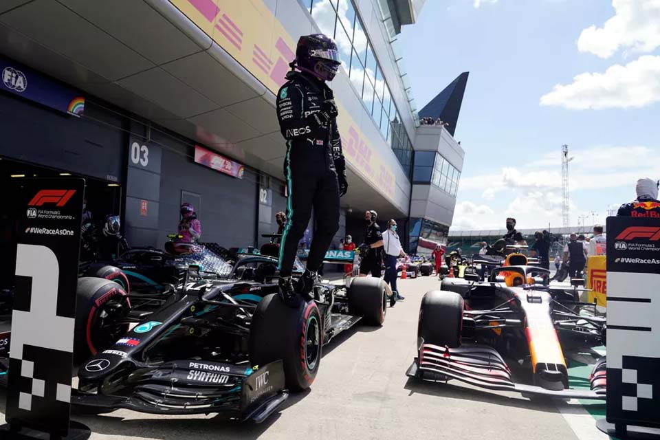 Hamilton acorda no fim, quebra recorde de Silverstone e conquista pole
