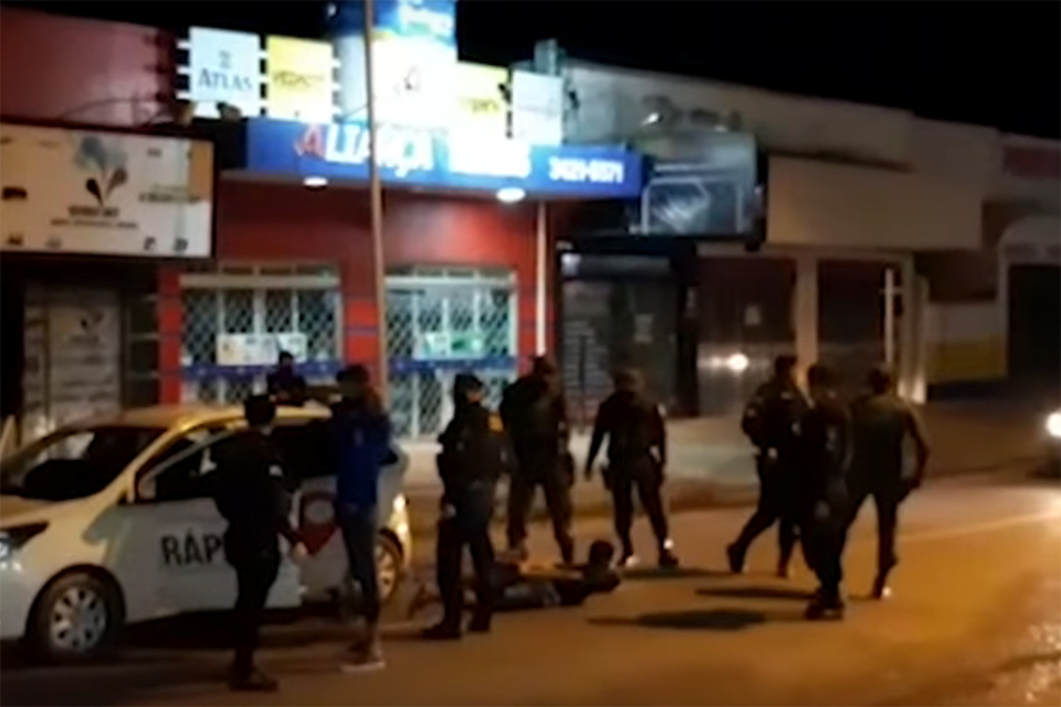 PM prende dupla com arma de fogo dentro de um veículo de aplicativo