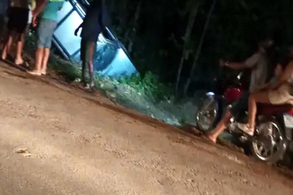 Polícia encontra carro capotado próximo ao Rio Nazaré na L-94