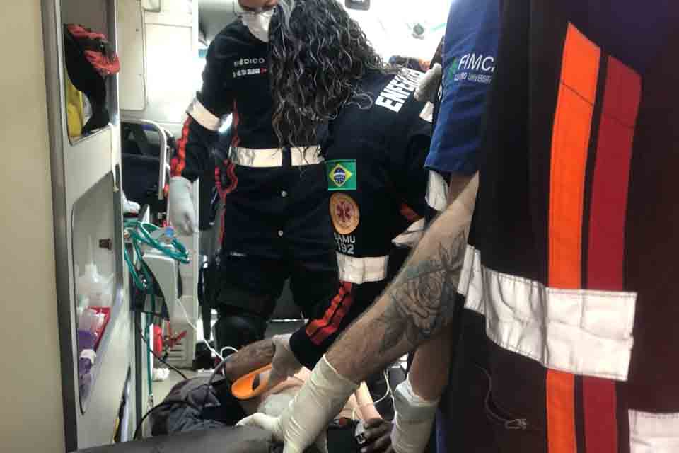 Colisão entre caminhonete e moto deixa motociclista gravemente ferido