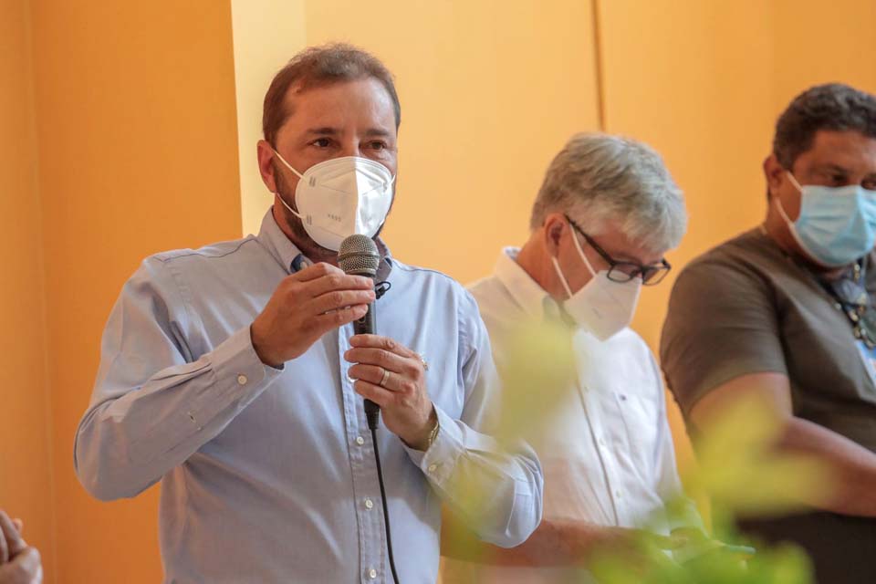 Prefeito Hildon Chaves assina ordem de serviço para reformas de Centros de Referência da Assistência Social