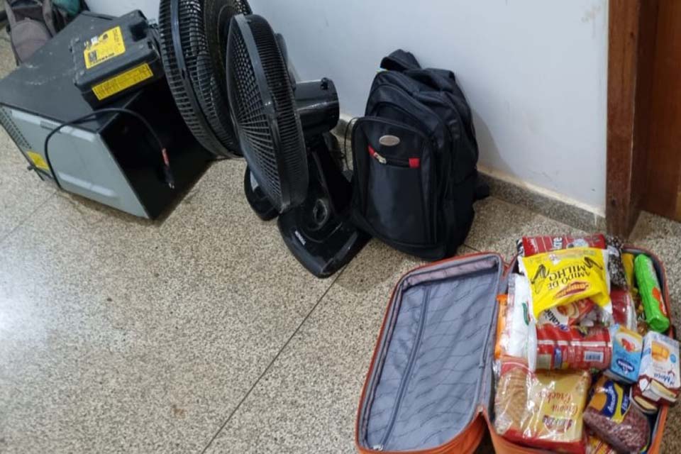 Mãe e filha são presas acusadas de envolvimento em furto a residência