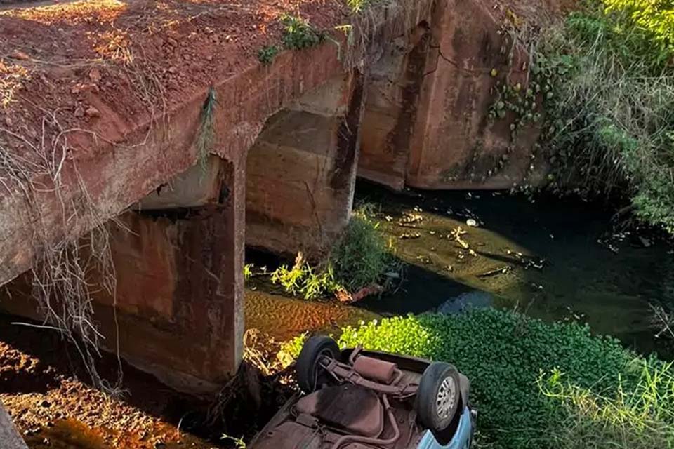 Mulher é socorrida após carro cair dentro de igarapé em Pimenta Bueno