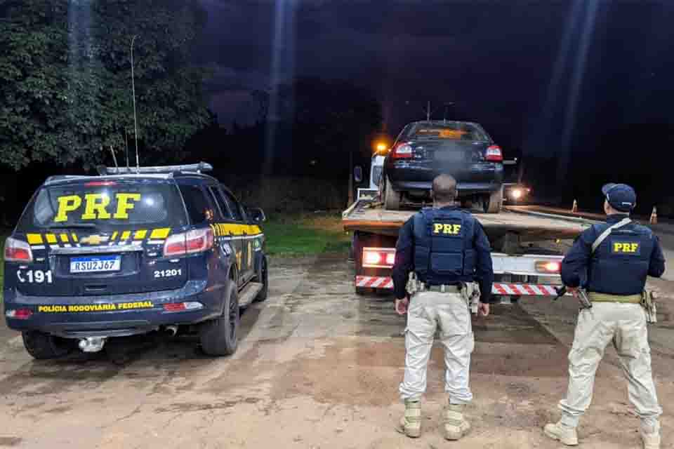 PRF encontra carro roubado dentro de um caminhão na BR 364