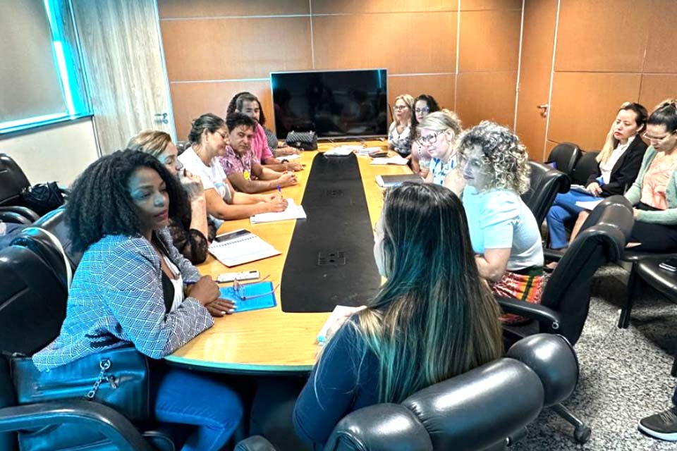 Demandas dos trabalhadores em educação são discutidas com Secretária de Estado da Educação