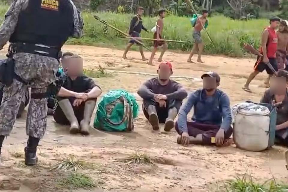 Garimpeiros são rendidos por indígenas e entregues para agentes da Força Nacional na Terra Yanomami