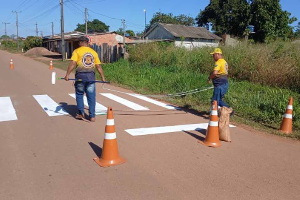 Prefeitura de Guajará-Mirim, por meio do Comtran inicia processo de sinalização horizontal nas escolas municipais 