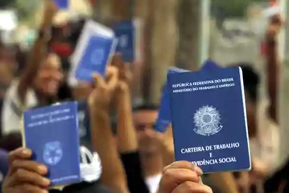 Brasil perde mais de 860 mil empregos formais em abril, diz Caged
