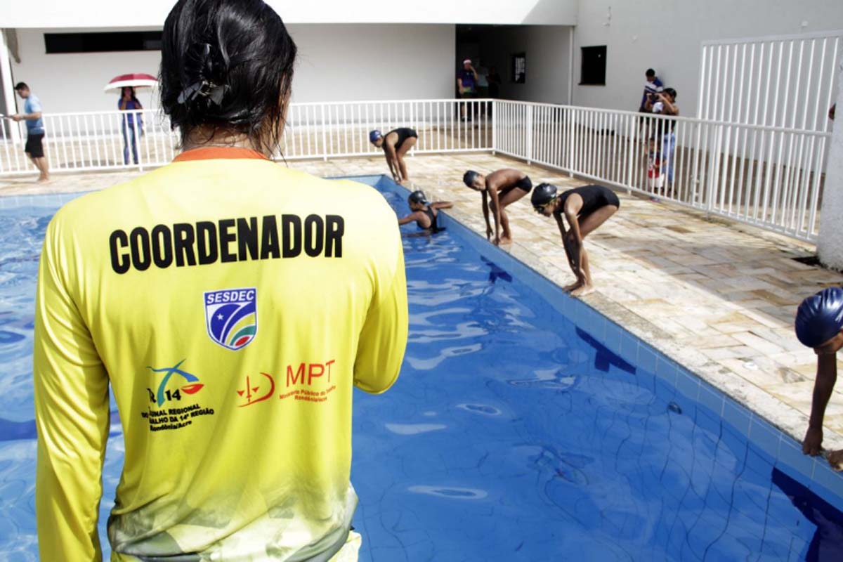 Projeto Voar oferece novas vagas para aulas de natação e jiu-jitsu a crianças e adolescentes em 2026