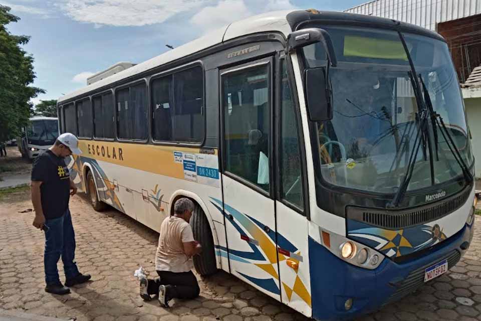 Ônibus que prestam serviço de transporte de alunos para a Prefeitura de Ji-Paraná começaram a ser vistoriados 