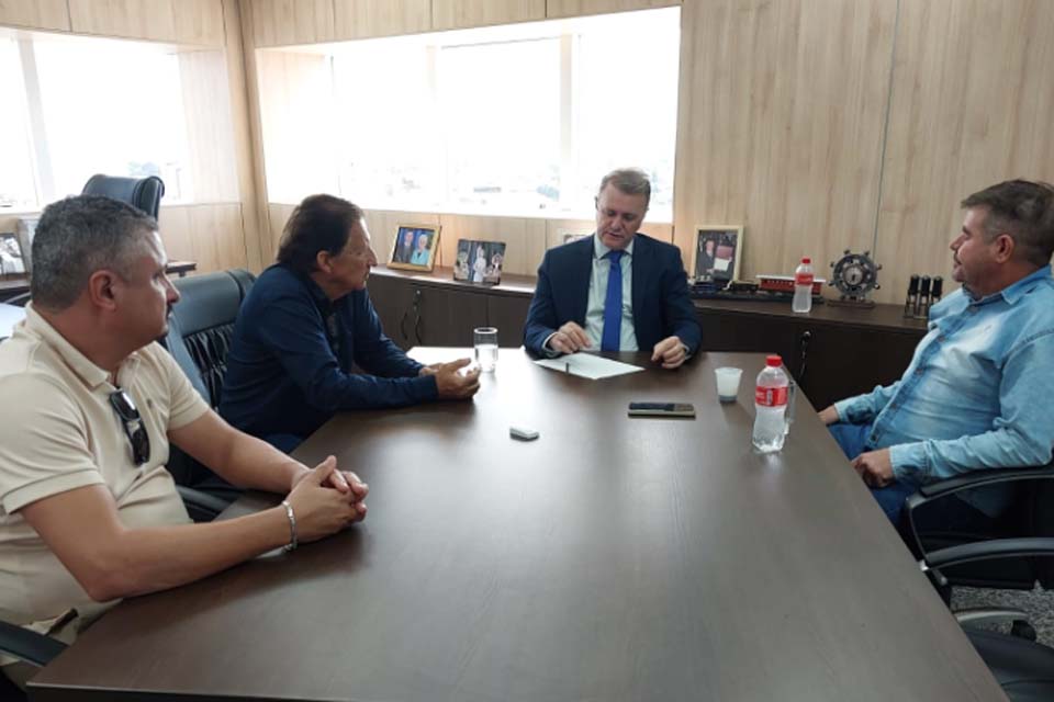 Após a posse Luizinho Goebel recebe visita de amigos e atende demandas de autoridades municipais